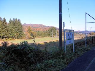 郷戸の駅前は田んぼが広がり、見た目では民家が見当たらないため秘境駅として認定されている。