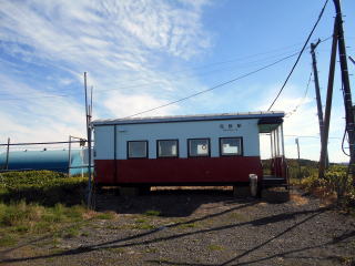 �ԍ�̉w�ɁB�ݎԉ����̑ҍ����ł���B