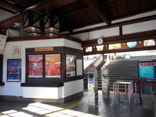 無人となった鳩ノ巣の改札口。簡易改札機には鳩の模様も描かれている。