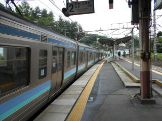 本線上にある初狩のホーム。カーブしているため、停車時には電車が傾いている。