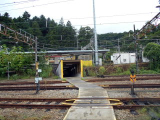 初狩の駅舎から見た、ホームへの入口。ホームへ行くにはスイッチバックの構内を横切る。