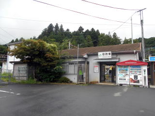 中央本線で唯一スイッチバックが残る初狩の駅舎。