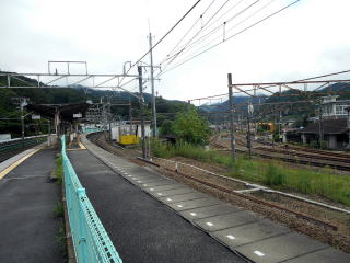 ホームから見た初狩のスイッチバック構内。駅舎がちょっと離れているのが分かる。