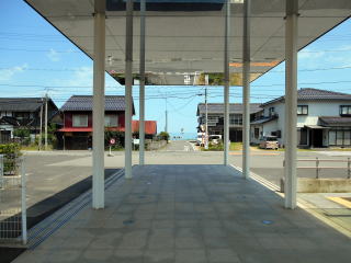 東浜のエントランスからまっすぐ進めば海に出られる構造となっている。