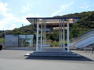 東浜のエントランスとガラス張りの待合室。瑞風の運行で駅舎を建て替えて注目度を一気に上げた駅である。