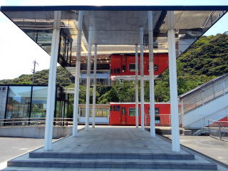 東浜のエントランス。鏡面仕上げの天井に映し出される列車は、タラコのキハがよく映える。