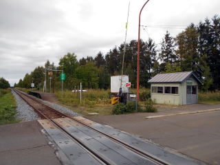 東六線のホームの離れに、トタン張りの待合室が設置されている。