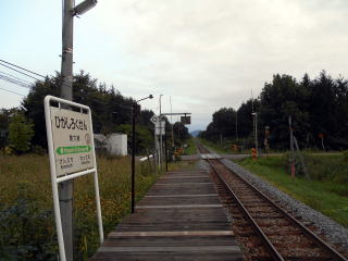 東六線のホーム。北剣淵と同じく、防雪林に囲まれた駅である。
