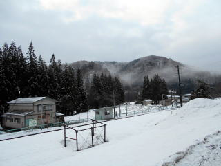 平石の駅全景。横手寄りに民家が数軒点在する。
