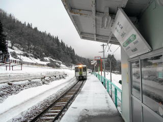 １日４往復しか停車しない駅において、止まってくれる列車は貴重である。