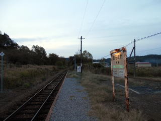 棒線駅の幌糠のホーム。周辺は農協、駐在所や郵便局がある小さな農村集落となっている。