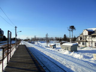 稲士別の駅周辺には民家や会社があるが、誰も利用していないという。