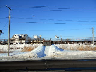 稲士別の駅入口。向かって右側にはかつて待合室があった。
