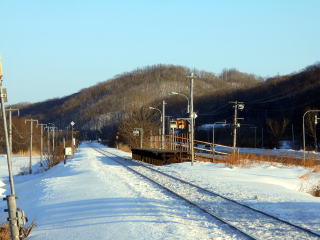 稲士別のホーム。誰もいないホームには独特の雰囲気が漂う。