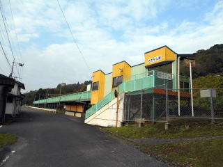 石打ダムの駅全景。平成に入ってから開業した、三角線では最も歴史が浅い駅である。