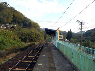 棒線駅の石打ダム。山間のローカルな雰囲気で周辺には民家が数軒と言ったところである。