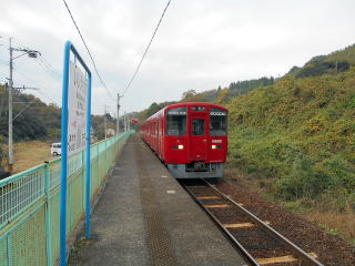 石打ダムに到着する三角線のディーゼルカー。