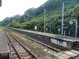 2面3線の構造の石谷。背後は山が迫っている。