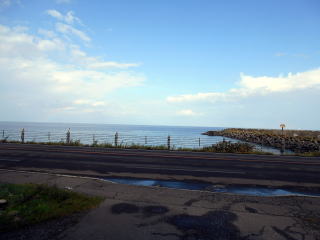 石谷の駅前に広がる噴火湾。周囲は小さな漁師町である。
