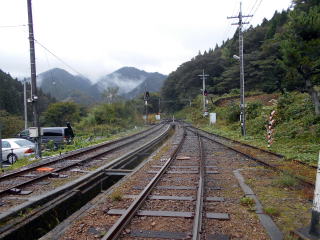 出雲坂根のスイッチバックの構内。向かって右側が上っていく方である。