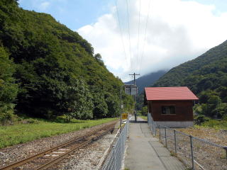 上有住のホーム。山あいの小さな無人駅である。