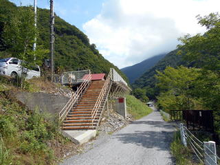 上有住の駅入口。階段を上るとかつては駅舎があった。土台はその名残である。