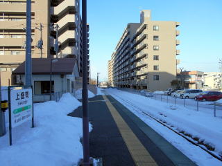 上盛岡のホーム。林立しているマンションはいかにも上盛岡の元駅構内に建てたという感じである。