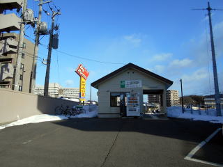 上盛岡の駅舎。マンションに囲まれて居心地が悪そうな佇まいをしている。