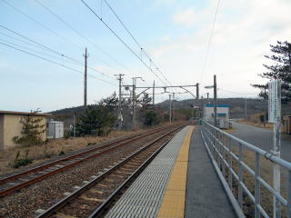 桂根のホーム。かつては2面2線の構造だったが、現在は本線上にのみホームが置かれている。