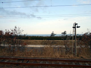 桂根のホームから見える日本海。その間にある国道は秋田市内に通じているため、車通りが非常に多い。