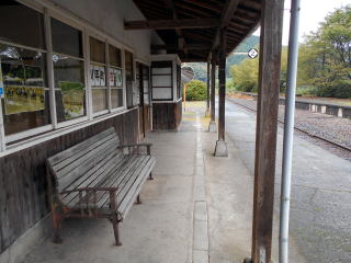 川平のホームにある木製のベンチ。この駅では少女漫画原作の映画のロケ地になったことがある。