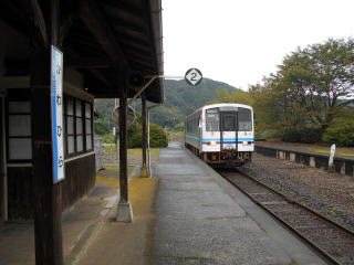 川平にやって来た三江線のディーゼルカー。これが見られる光景もあとわずかである。