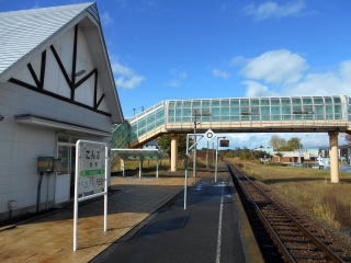 昆布のホーム。町境に近いせいか、駅周辺は蘭越町のPRがすごい。