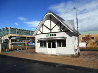 昆布の待合室。跨線橋を渡ると温泉施設、「幽泉閣」に行くことができる。