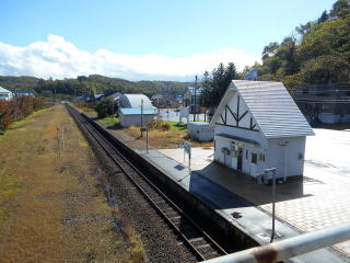 跨線橋から見た昆布のホーム。バリアフリーで国道に出られる構造となっている