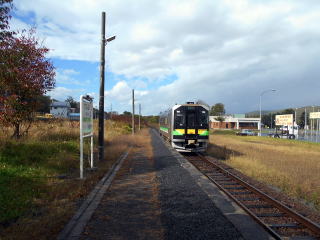 昆布に到着した函館本線の列車。新幹線が開通したら、この光景は見られなくなる。