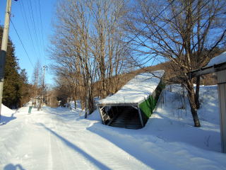松草の駅入口の階段。106急行バスが走らない駅前の道路は完全に除雪をしてもらえないようだ