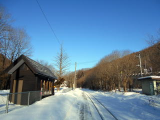 松草のホーム。駅裏の高台には旧国道と自動車専用のバイパスが並走する。