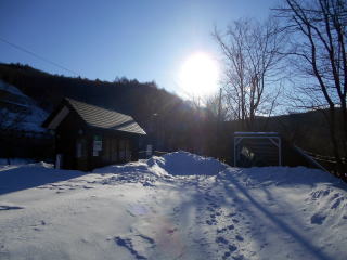 松草の待合室と下へ行く屋根付きの階段