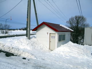 南幌延の待合室。ボロボロだった建物もお色直しによってきれいになった。