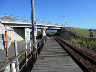 南比布のホーム。ホームの真向かいの場所へ行く場合は陸橋を渡る必要がある。