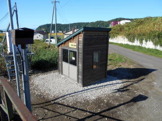 南比布の待合室。屋根の片流れの向きは北比布と正反対である。