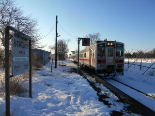 南弟子屈を発車する釧網本線のディーゼルカー。この光景が見られるのもあと数日である。