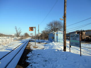 南弟子屈のホーム。駅前に民家と建設会社があるので秘境感はない。