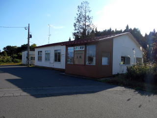三厩の駅舎。最果ての地ながらもつい最近まで有人駅として頑張った駅である。