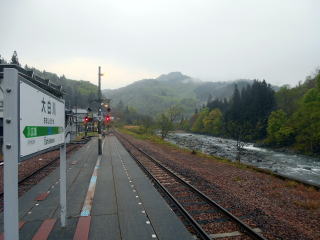 大白川の駅構内の脇には破間川が流れている。