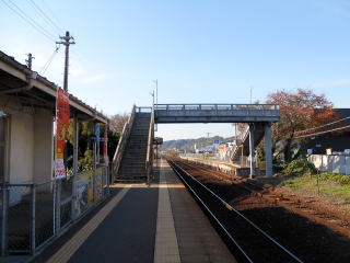 大歳のホーム。新山口～山口間の区間列車を運行するためには貴重な列車交換が可能な駅だ。