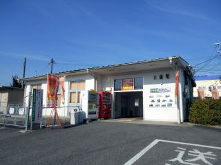 大歳の駅舎。無人駅を最寄り駅に推奨しているサッカークラブは全国的にも珍しい。