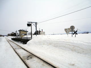 於札内の駅構内。ホーム裏手の道は全く除雪されずに積もったままだ。