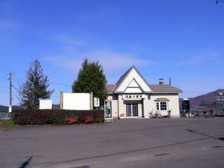 �m���̉w�ɂ̑O�ɂ́A�n�����̉w�̗��j�������̂��\������Ă���B